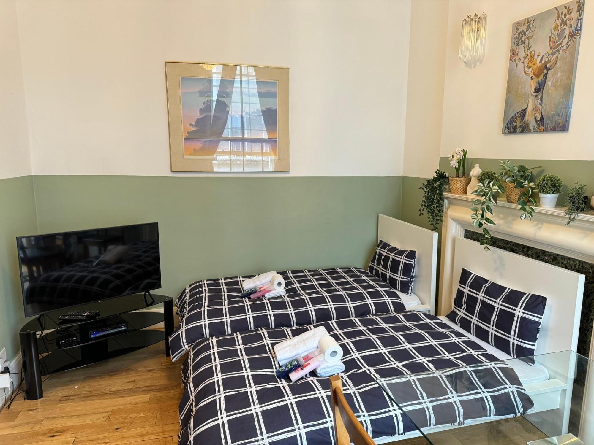 Central And Affordable Flat For 6 People In Zone 1 - Baker Street - With Breakfast Included لندن المظهر الخارجي الصورة
