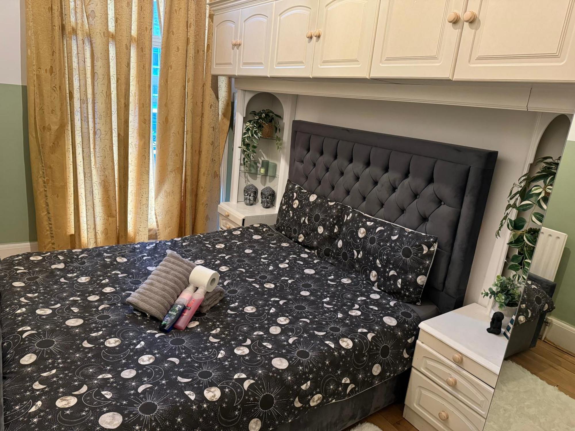 Central And Affordable Flat For 6 People In Zone 1 - Baker Street - With Breakfast Included لندن المظهر الخارجي الصورة